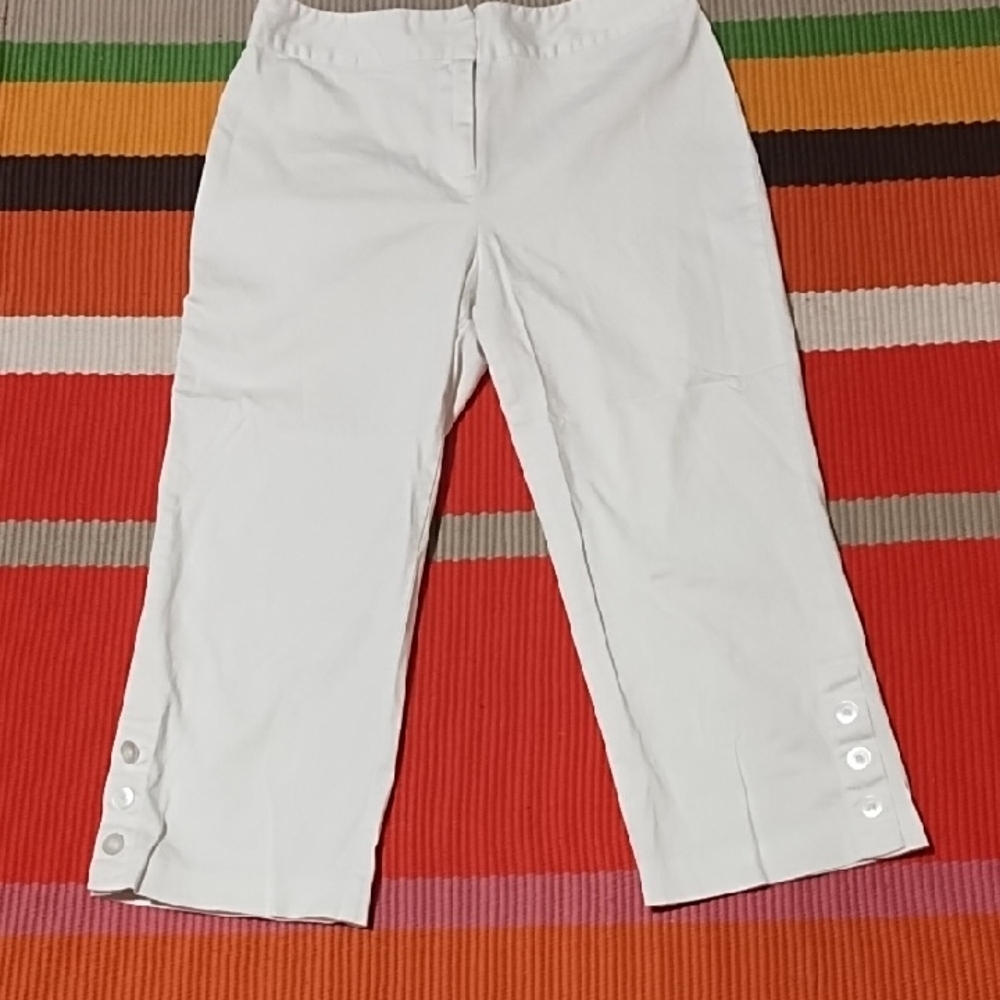 Like New Madison Button-Accent Pants White Capris Size 10P.